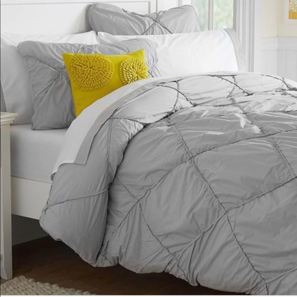 Pottery Barn diamond dream duvet cover. Twin. NWT